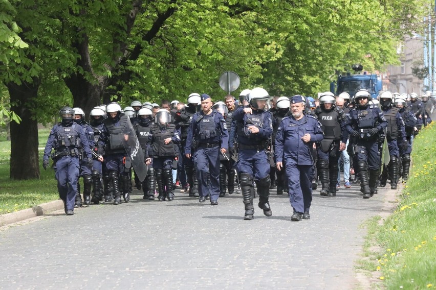 Kibice Chrobrego Głogów eskortowani na mecz z Miedzią Legnica, na trybunę nie weszli