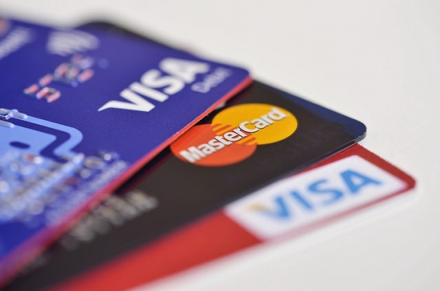 100 zł zbliżeniowo bez PIN-u. Visa i Mastercard mają pozwolenie NBP.