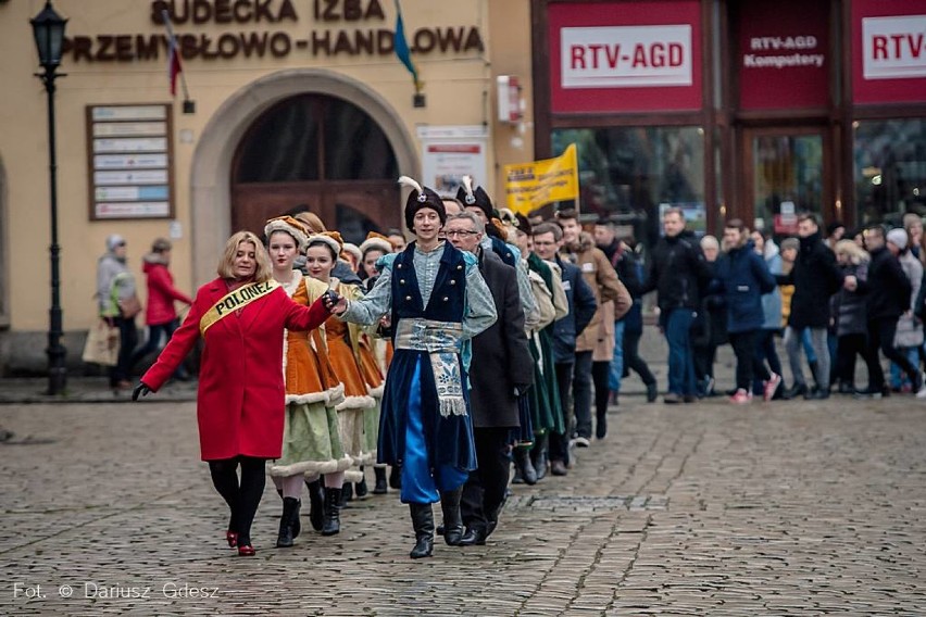 Świdnicki Polonez Maturzystów za nami. Zatańczyli po raz 14. na szczęście! (ZDJĘCIA, FILMY)