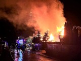 Pożar w gminie Szemud. W Kielnie płonął drewniany dom jednorodzinny. Z ogniem walczyło 13 zastępów straży pożarnej | ZDJECIA, WIDEO