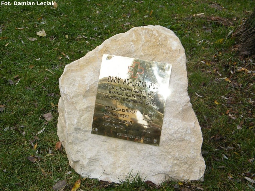 Pamiątkowy kamień z tablicą dla zasłużonych działączy PCK....