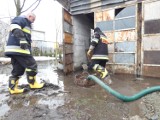 Pracowity dzień strażaków z OSP Walawa. Pompowali wodę z pomieszczeń gospodarczych [ZDJĘCIA]