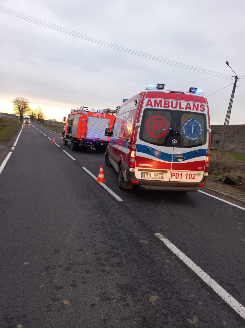 Samochód osobowy wjechał do rowu na drodze wojewódzkiej 442