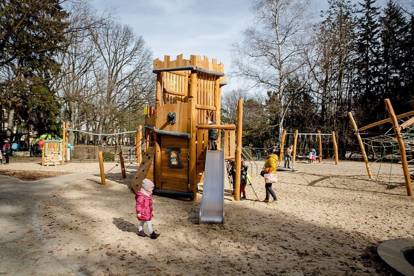 Nowy plac zabaw w Parku Szwedzkim w Szczawnie-Zdroju otwarty (ZDJĘCIA i FILM)