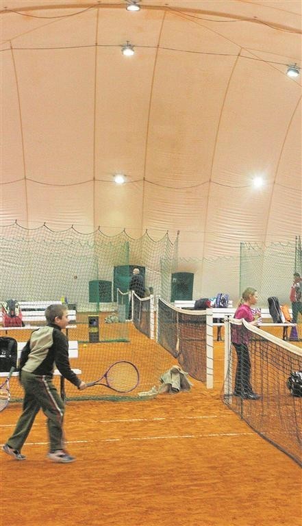 W ferie hali balonowej będzie można nauczyć się  gry w tenisa
