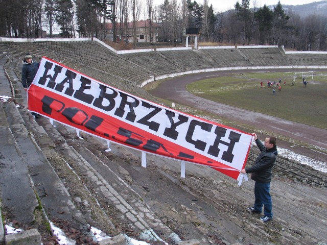 Odznaka kolekcjonerska jest miniaturą flagi narodowej, z którą kibice Górnika Wałbrzych pojawiają się na meczach reprezentacji i uroczystościach narodowych