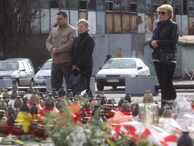 Gdańsk: Gdy o 8.56 zawyły syreny... Zatrzymaliśmy się w hołdzie ofiarom ( zobacz zdjęcia)