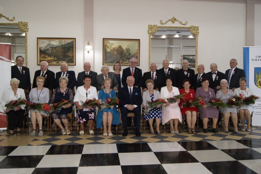 Grodzisk: Jubilaci świętujący 50-lecie małżeństwa odebrali z rąk burmistrza Medal za Długoletnie Pożycie Małżeńskie FOTO