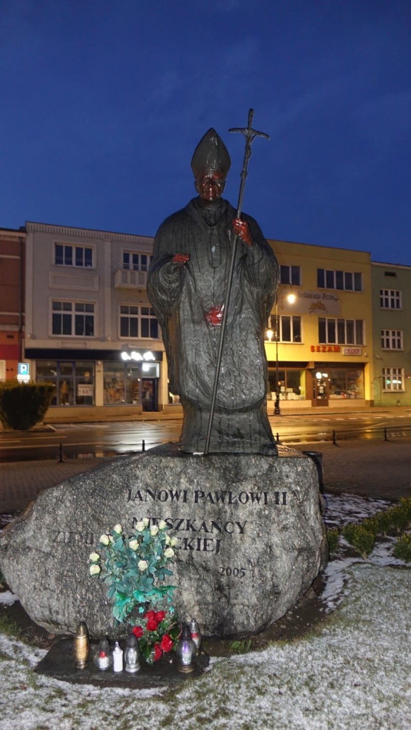 Kolejny akt wandalizmu w Obornikach. Nieznani sprawcy zdewastowali pomnik Jana Pawła II