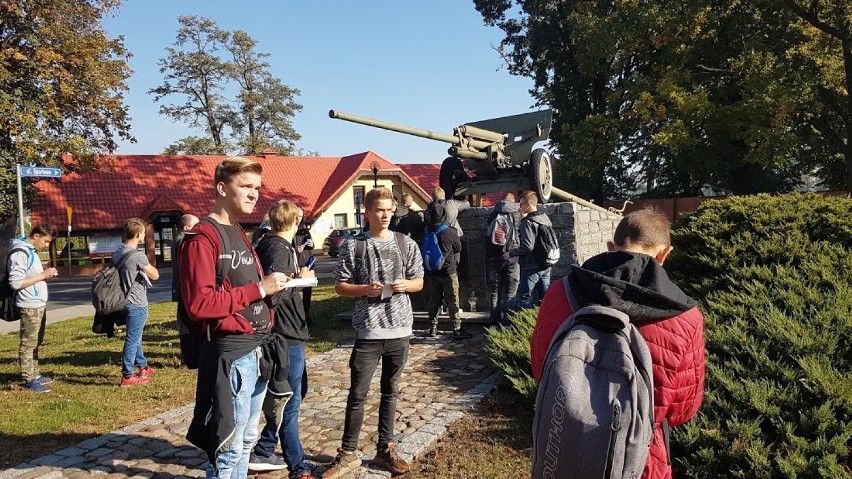 Uczniowie Zespołu Szkół Usługowo - Gospodarczych wzięli udział w Queście śladami Powstania Wielkopolskiego i 70 Pułku Piechoty
