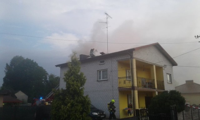 Pożar budynku mieszkalnego w Dobryszycach. Paliło się poddasze i dach