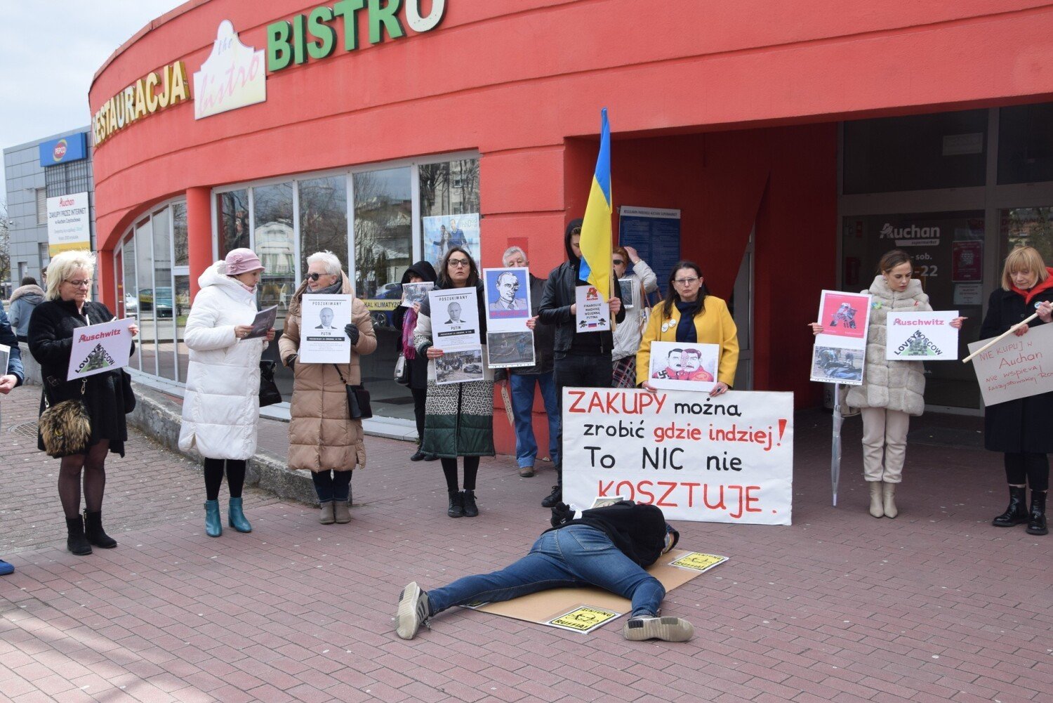 Częstochowa. Protest pod Auchan - ZDJĘCIA. "Kupując tu, wspierasz ruskich  morderców" | Częstochowa Nasze Miasto