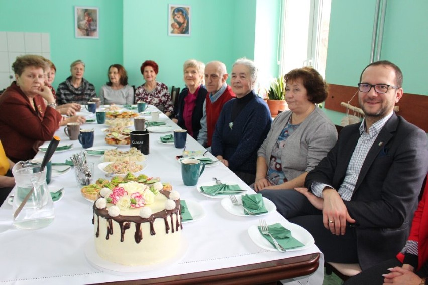 Roczek Klubu Senior+ w Dąbrowie Białostockiej. Pierwsze urodziny świętowano przy urodzinowym torcie 