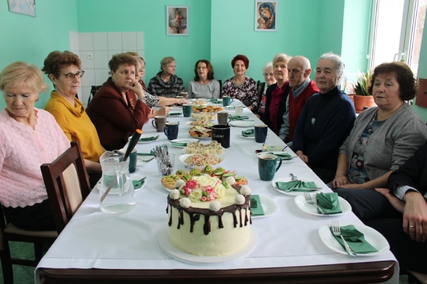 Roczek Klubu Senior+ w Dąbrowie Białostockiej. Pierwsze urodziny świętowano przy urodzinowym torcie 