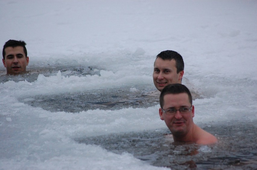 Powiat. Zimowa kąpiel morsów z Miastka w jeziorze Lednik
