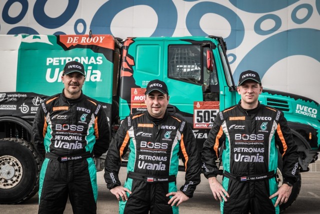 Darek Rodewald (w środku) jedzie w Rajdzie Dakar jako mechanik pokładowy w Teamie de Rooy.