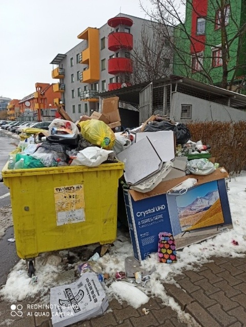 Wrocław jest jak wielki śmietnik. Odpadki leżą na chodnikach, podwórkach (ZDJĘCIA)