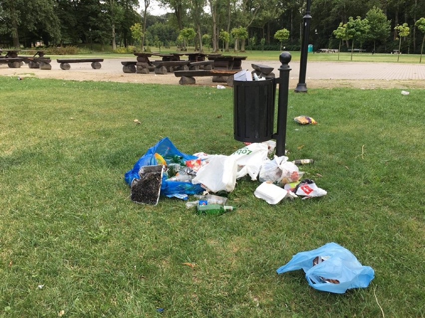 Sterty śmieci w sycowskim Parku Miejskim. Czy kogoś to obchodzi?