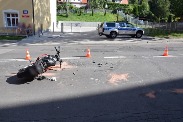 Wypadek drogowy z udziałem motocyklisty, do którego doszło w poniedziałek (13 sierpnia) na ul. 1 Maja w Wałbrzychu