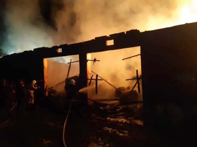 Potężny nocny pożar. Spłonęło 14 sztuk bydła i sprzęt rolniczy