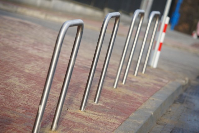 Miejsca na duży parking dla rowerów nie ma, ale może uda się wmontować jeden lub dwa stojaki kształcie odwróconej litery „u”
