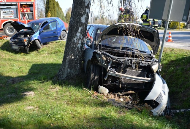 Do zdarzenia doszło w środę około godz. 8.30 w Nizinach koło Przemyśla. 

Kierująca renault nie zastosowała się do znaku STOP i wjechała na skrzyżowanie doprowadzając do zderzenie z prawidłowo jadącym mężczyzną we fiacie punto. Samochody zatrzymały się poza drogą. W groźnie wyglądającym zdarzeniu nikt nie został ranny. Kobieta z renault została przez policjantów ukarana mandatem. Na miejscu obecne było pogotowie ratunkowe oraz trzy zastępy strażaków z PSP Przemyśl i OSP Niziny.

Zobacz też: Wypadek w Zadąbrowiu koło Przemyśla. Dachował pijany kierowca audi A3 [ZDJĘCIA]

Wypadek na obwodnicy Przemyśla. Na skrzyżowaniu alei Solidarności z ul. Bystrzyckich zderzyły się dwa samochody. Cztery osoby zostały ranne
