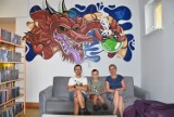 Niezwykły mural zdobi jedną ze ścian biblioteki w Kluczborku. Stworzył go znany miejscowy artysta