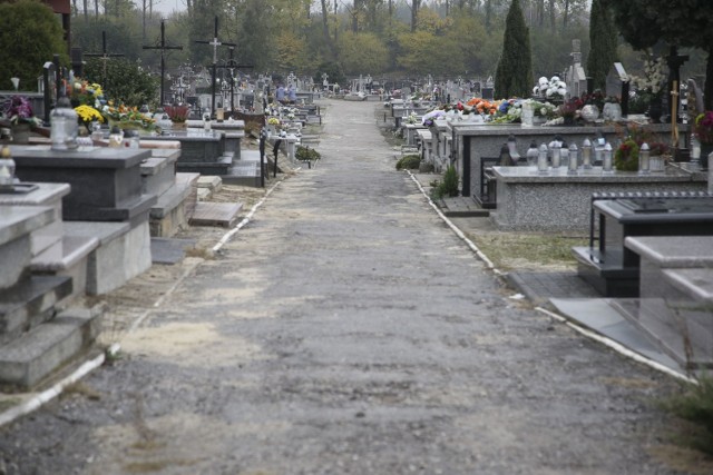 Takie weekendu poprzedzającego święto Wszystkich Świętych chyba jeszcze na cmentarzu w Jędrzejowie nie było. Zwykle w poprzednich latach pełen był mieszkańc&oacute;w Jędrzejowa, kt&oacute;rzy sprzątali i upiększali groby swoich bliskich. W niedzielę, 25 października cmentarz był praktycznie pusty. To z pewnością jeden ze skutk&oacute;w pandemii koronawirusa i obostrzeń czerwonej strefy

&gt;&gt;&gt;Zobacz więcej na kolejnych slajdach&lt;&lt;&lt;