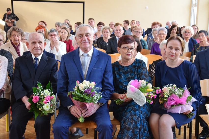 50 lat Szkoły Podstawowej w Złoczewie. Uroczysta akademia na koniec bogatych, trwających cały tydzień obchodów ZDJĘCIA