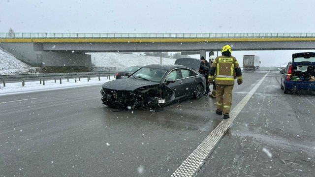 Dwa samochody osobowe rozbiły się na barierach rozdzielających pasy na autostradzie A1 koło Radomska
