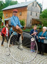 Tomaszowska Okrąglica - skansen, groty i niebieskie źródła wabią turystów