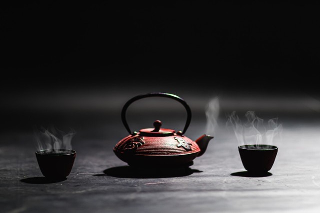 Zimne, grudniowe wieczory to idealny czas, żeby uraczyć się filiżanką aromatycznej herbaty. Napój ten ma wiele drogocennych właściwości, przyrządza się go na wiele sposobów. Każdy ma swój ulubiony gatunek, po który sięga nie tylko zimową porą.


Czytaj też:Ukrainoczka - sklep z pół orientalnym klimatem


WIDEO: Kawa czy herbata?


