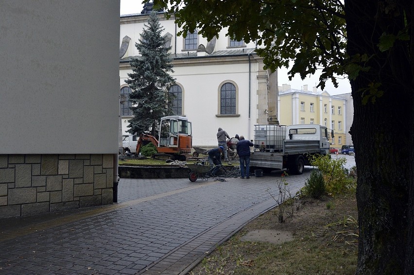 Trwają prace przy gorlickiej farze. Stanie tu pomnik Papieża JPII