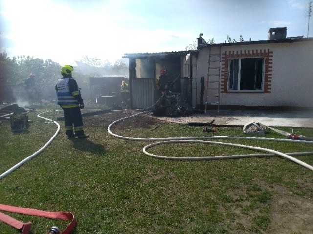 Jak relacjonują strażacy z OSP Unisław , kiedy przyjechali na miejsce pożar był już rozwinięty, a jego główne źródło znajdowało się przy złączeniu budynków gospodarczego i mieszkalnego.