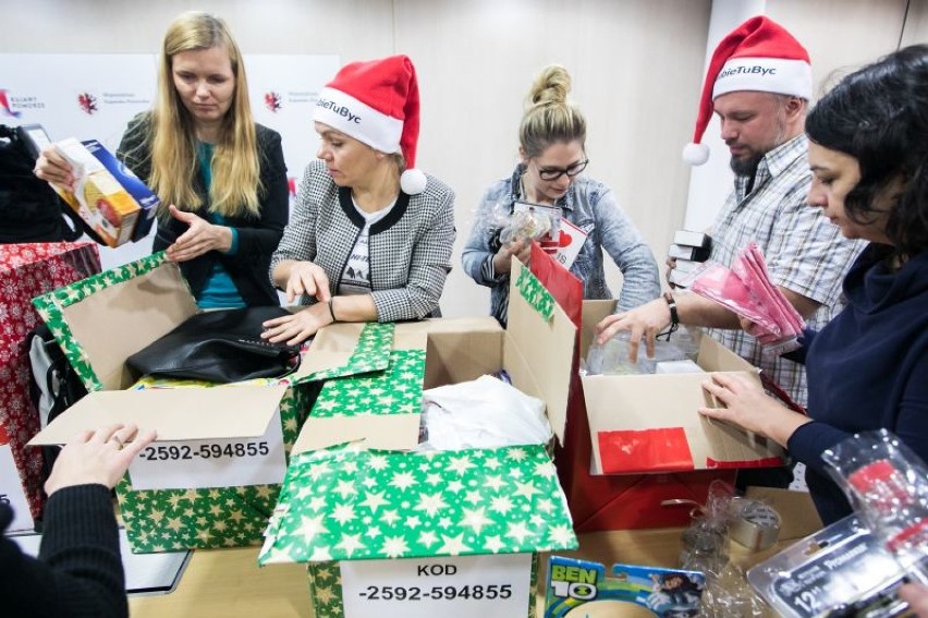 Pracownicy Urzędu Marszałkowskiego i członkowie zarządu województwa przygotowali "Szlachetną paczkę" [zdjęcia]