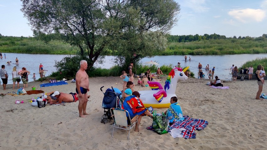 Mieszkańcy regionu wypoczywają na plażach nad Pilicą w...