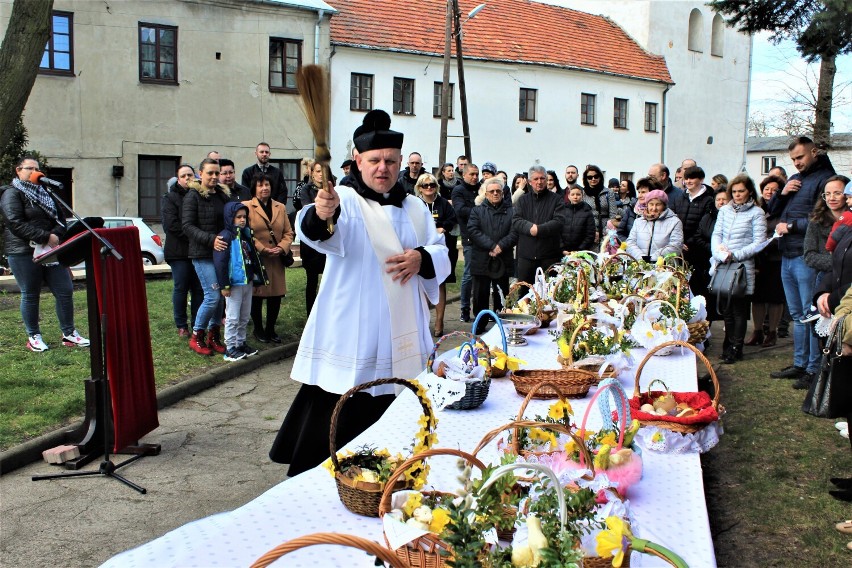 Wielkanoc 2022. Święcenie pokarmów w parafii św. Andrzeja...