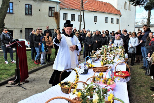 Wielkanoc 2022. Święcenie pokarmów w parafii św. Andrzeja Apostoła w Łęczycy ---> ZDJĘCIA