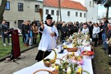 Wielkanoc 2022. Święcenie pokarmów w parafii św. Andrzeja Apostoła w Łęczycy ZDJĘCIA