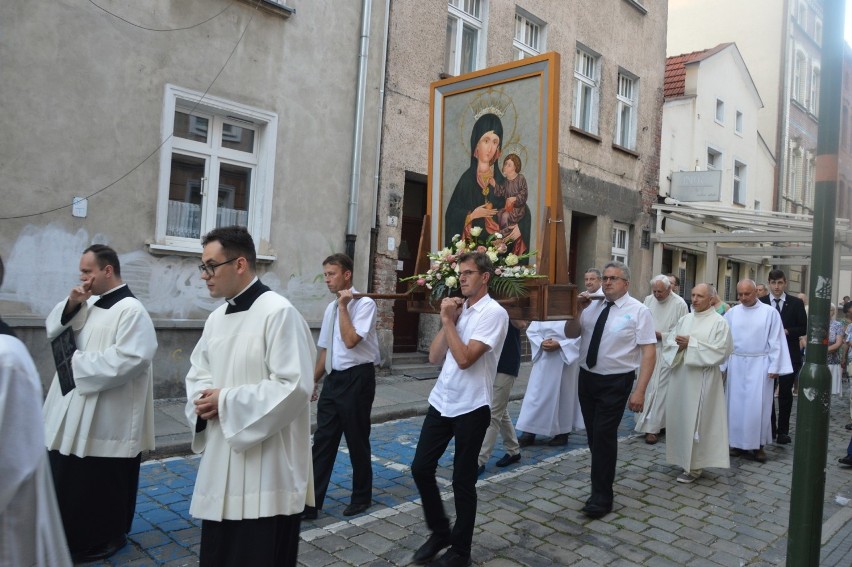 Odpust Matki Bożej Opolskiej. Procesja przez miasto i kołacz w ogrodzie kurii