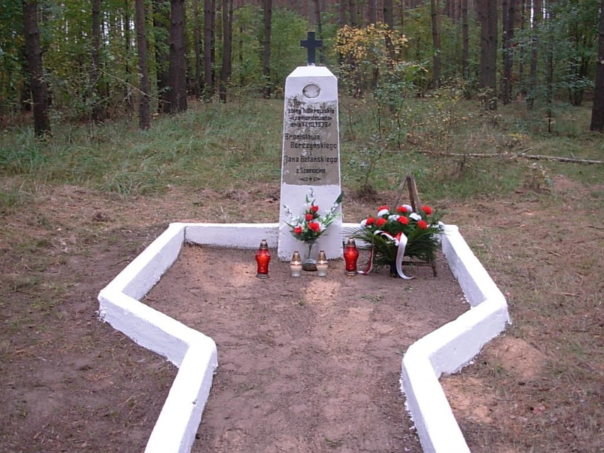 Szamocinianie zapalili znicze pamięci przy pomnikach ofiar września 1939