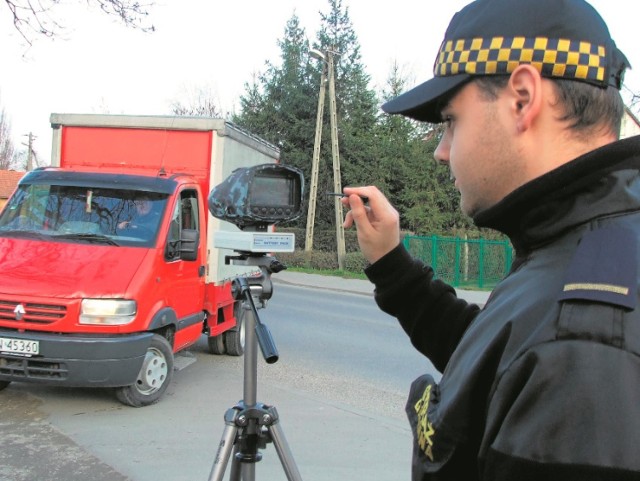 Strażnik gminny z Chełmca Paweł Noga tłumaczy, że większość osób łamiących przepisy drogowe na terenie gminy, które uwiecznił fotoradar, to przyjezdni, głównie kierowcy z powiatu limanowskiego