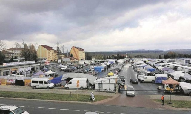 Tern byłej zajezdni PKS przy ul. Ludźmierskiej gdy jeszcze funkcjonowało na nim targowisko.