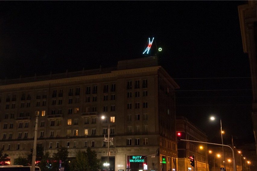 Słynny neon wkrótce rozbłyśnie na nowo. Obejrzysz go na placu Konstytucji