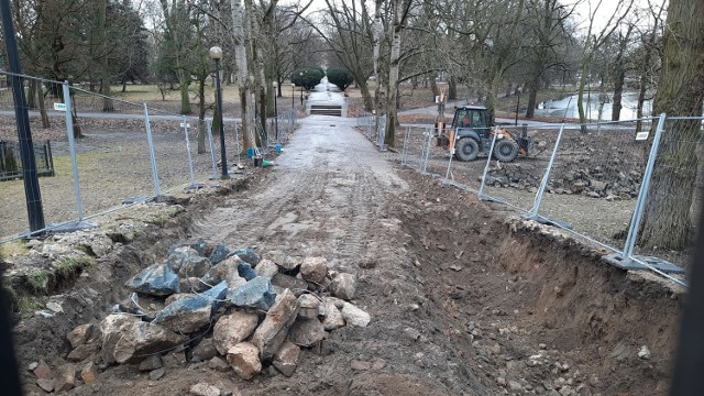 Park Wiosny Ludów, nazywany Parkiem Róż, przechodzi właśnie rewitalizację. Zobaczcie, jak idą prace i jak park wyglądał wcześniej