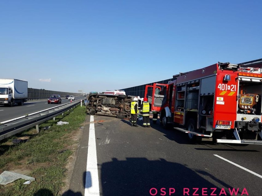 Dachowanie na A4 koło Bochni, 2 osoby zostały ranne. Policja szuka kierowcy - zniknął bez śladu [NOWE ZDJĘCIA]