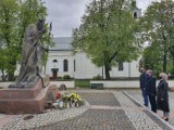 Setna rocznica urodzin Jana Pawła II 2020. Suwalskie władze złożyły kwiaty przed pomnikiem [Zdjęcia]