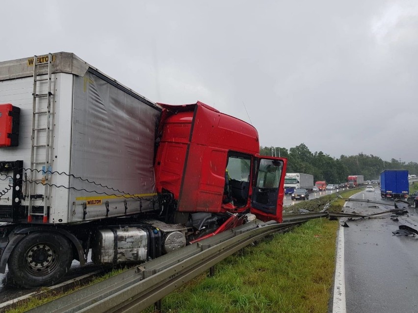 Wypadek na DK1 w Bielsku-Białej. Tir przebił barierki [ZDJĘCIA]