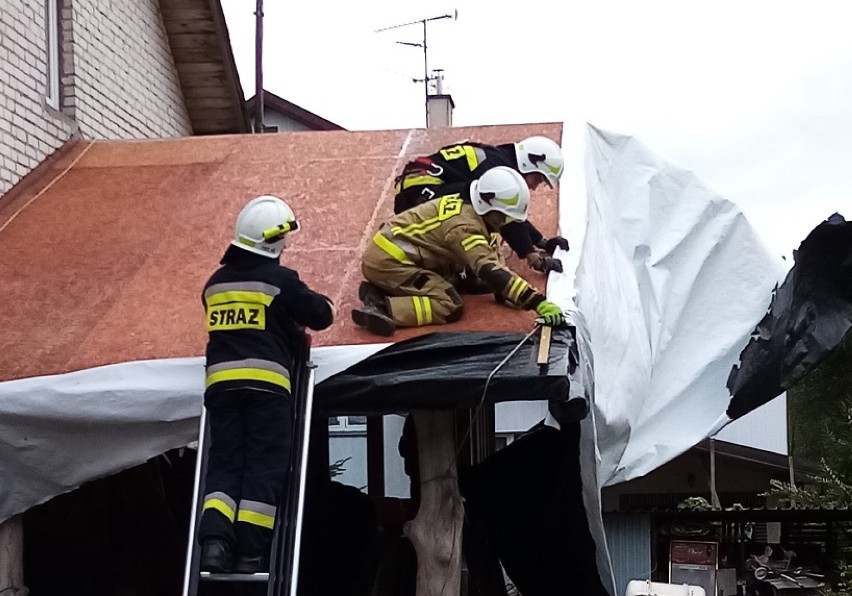 Strażacy z OSP Ustronie Morskie zabezpieczali zerwane...