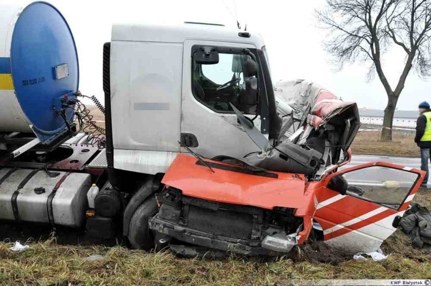 Wypadek na drodze Drohiczyn - Wólka Zamkowa. Śmierć kierowcy dostawczego volkswagena [zdjęcia]